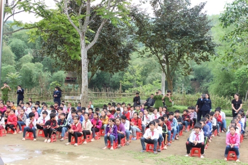 Học sinh trường Tiểu học xã Tam Văn chăm chú lắng nghe các anh, chị học viên Cảnh sát tuyên truyền văn hóa giao thông.